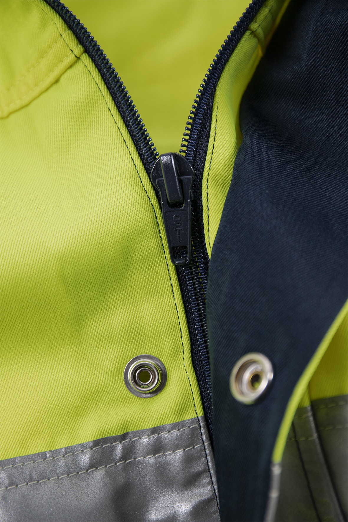 High Vis Overall Kl. 3 8601 TH High Vis Overall Kl. 3 8601 TH von Fristads, Detail verdeckter Reißverschluss mit Druckknopfleiste