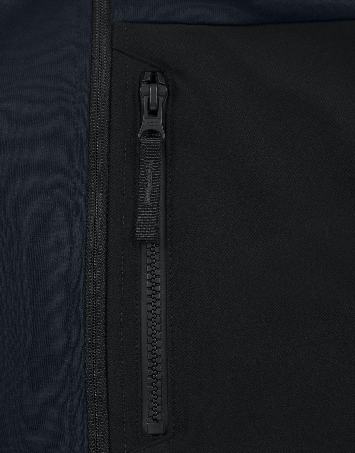 Kapuzen-Sweatjacke 7831 GKI Kapuzen-Sweatjacke 7831 GKI von Fristads, Detail Brusttasche mit Reißverschluss