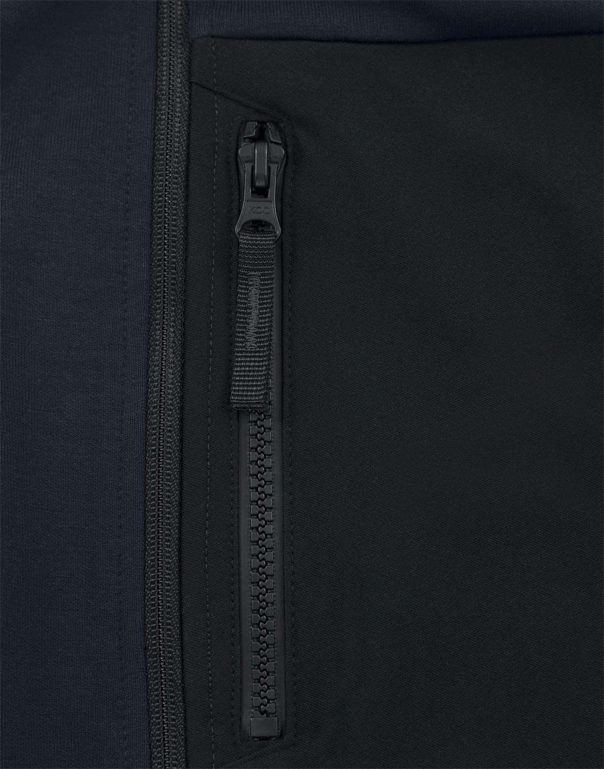 Sweatjacke 7830 GKI Sweatjacke 7830 GKI von Fristads, Detail Brusttasche mit Reißverschluss